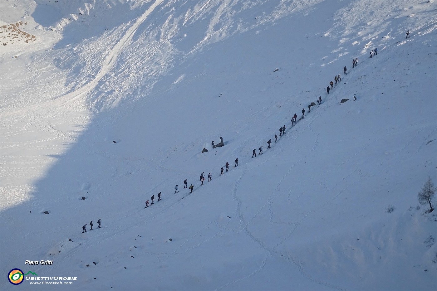 81 Ciaspolata in svolgimento ai Piani dell'Avaro.JPG